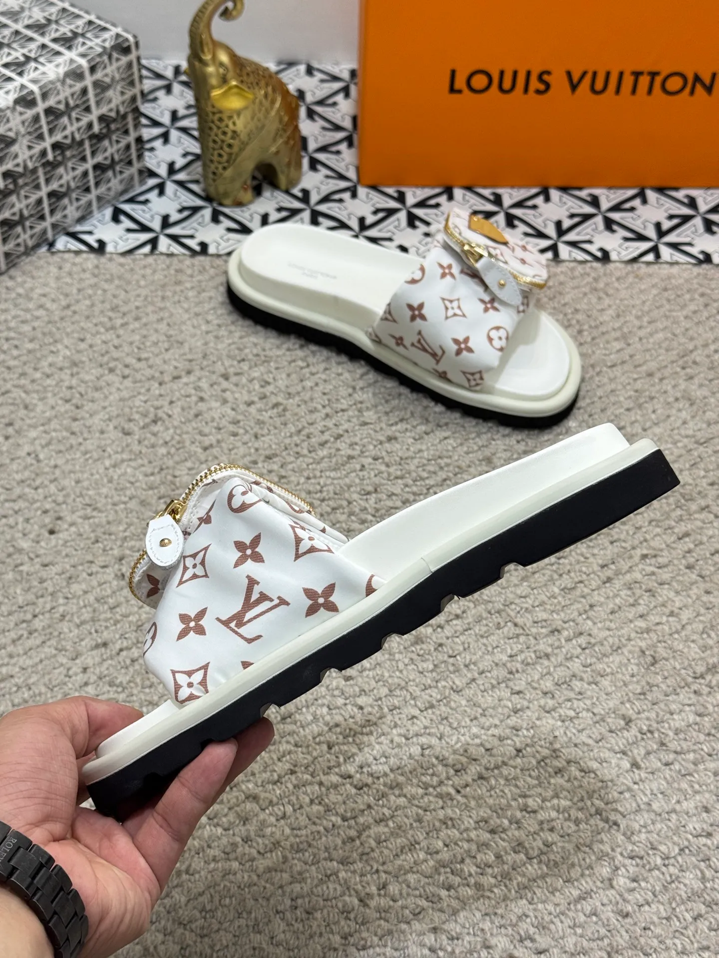 Men's shoes 💰400 [New style] 🦇🦇Top original order [Louis Vuitton] Couple style 👫Spring and summer style🎯🎯As an active family in the fashion industry ⭐ Lv is characterized by bold innovation ⚡Fabric down cloth🔥 Combined outsole, clean and tidy ⚡Fashionable and generous🌹Multiple colors available..Size: 36-44 (45 customized